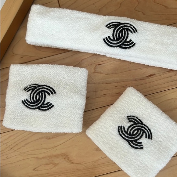 CHANEL Tennis Set with Black and White Accents - Picture 3 of 8